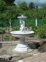 Фонтан садовый бетонный одноярусный «Венский» (с мальчиком с чашей)