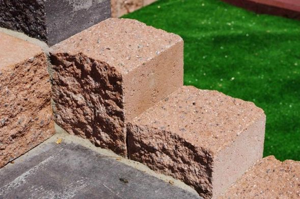 Столбик садовый бетонный сухопресованный колотый (15*15*40 см)