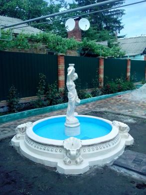 Фонтан садовый бетонный «Девушка с кувшинами» в малом бассейне