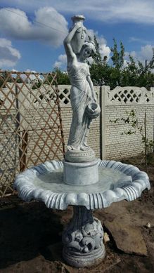 Фонтан садовый бетонный одноярусный «Лилия» (с девушкой с кувшинами)